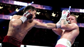 Bivol ra đòn trúng mặt Canelo