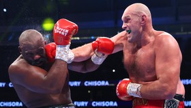 Fury đấm trúng Chisora