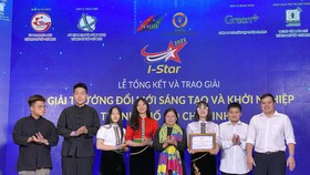 Bà Nguyễn Phi Vân, Chủ tịnh Hội đồng đánh giá hồ sơ trao phần thưởng cho Giải pháp học chữ dân tộc Thái Việt Nam