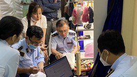 Lực lượng QLTT TPHCM kiểm tra cơ sở kinh doanh hàng giả, hàng không rõ nguồn gốc tại Trung tâm Thương mại Saigon Square