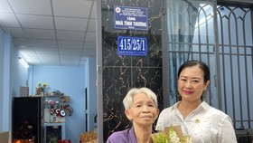 Bà Lê Thị Vịnh, Chủ tịch Hội Chữ thập đỏ quận Gò Vấp trao quyết định bàn giao căn nhà tình thương cho gia đình bà Lê Thị Ký
