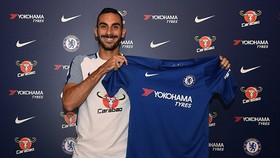 Davide Zappacosta khoe chiếc áo Chelsea mơ ước. Ảnh: Getty Images