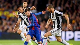 Không còn Leonardo Bonucci (phải), Juventus khó lòng ngăn cản được Leo Messi (Barcelona). Ảnh: Getty Images.