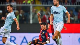 Pietro Pellegri (giữa, Genoa) ghi bàn gỡ hòa tyrước Lazio. Ảnh: EPA.