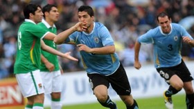 Luis Suarez (giữa) ghi bàn cho Uruguay trước Bolivia. Ảnh: Getty Image.