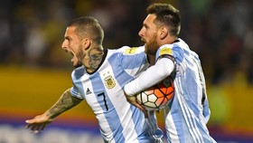 Sau khi ghi bàn, Messi lao vào lưới nhặt bóng để trận đấu nối lại thật nhanh, bởi Argentina vẫn cần thêm bàn nữa… Ảnh: Getty Images.