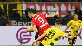 Quả đánh gót điệu nghhệ của tiền đạo Robert Lewandowski (Bayern Munich) vào lưới Dortmund. Ảnh Getty Images.