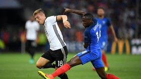 Toni Kroos (trái, Đức) đi bóng qua tiền vệ Blaise Matuidi (Pháp) ở EURO 2016. Ảnh: Getty Images. 