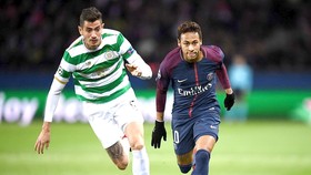 Neymar (phải, Paris SG) vượt qua hậu vệ Celtic dễ như bỡn. Ảnh: Getty Images.
