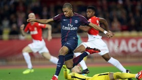 Tiền đạo  Kylian Mbappe (Paris Saint Germain) vượt qua thủ thành Monaco. Ảnh: Getty Images. 