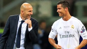 HLV Zinedine Zidane ủng hộ Ronaldo ký hợp đồng mới. Ảnh: Getty Images.