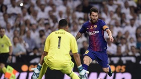 Lionel Messi  (phải, Barcelona) đối mặt với thủ thành Keylor Navas. Ảnh: Getty Images.