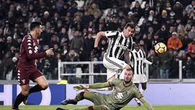 Mario Mandzukic (Juventus) ghi bàn trước sự bất lực của thủ thành Milinkovic-Savic (Torino). Ảnh: Getty Images.