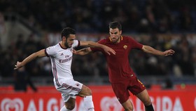Hakan Calhanoglu (trái, AC Milan) tranh bóng với Kevin Strootman  (AS Roma). Ảnh: Getty Images. 