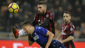 Lucas Leiva (Lazio, trái) phóng người trước mũi giày của Fabio Borini (AC Milan) trong trận lượt đi.