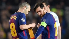 Iniesta trao băng thủ quân lại cho Messi trong trận thắng Chelsea.