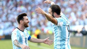 Leo Messi và Gonzalo Higuain sẽ xuyên phá khung thành của Gigi Buffon.