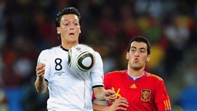 Mesut Oezil (trái, tuyển Đức) tranh bóng với Sergio Busquets (Tây Ban Nha). Ảnh: Getty Images.
