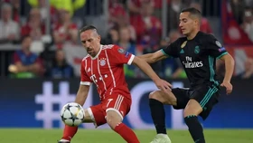 Franck Ribery (trái, Bayern Munich) đi bóng qua Lucas Vazquez hết sức dễ dàng.