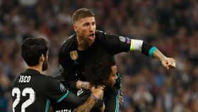 Thủ quân Sergio Ramos ăn mừng bàn thắng của Marcelo (Real Madrid)