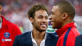 Neymar và đồng đội Kylian Mbappe. 