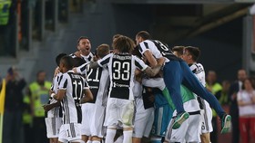 Juventrus ăn mừng danh hiệu thứ 7 lei6n  tiếp trên sân Roma.