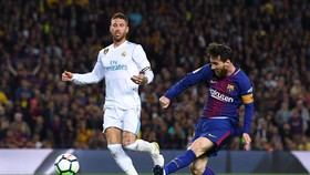 Leo Messi (phải, Barcelona) trong trận gặp Real Madrid.