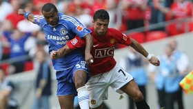 Ashley Cole (trái, Chelsea) luôn nhanh hơin Ronaldo (Manchester United) một bước.