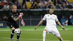 Loris Karius vụng về ném bóng vào chân Karim Benzema.