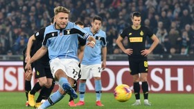 Ciro Immobile (Lazio) ghi bàn trên chấm 11m
