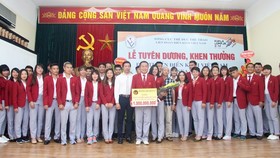 Đội điền kinh Việt Nam đã được nhận thưởng kịp thời. Ảnh: NGỌC HẢI