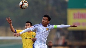 Quả bóng vàng của bóng đá Việt Nam năm 2017 Đinh Thanh Trung (áo trắng) sẽ là tâm điểm tại trận Siêu cúp năm nay. Ảnh: NGỌC HẢI