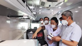 Lãnh đạo Bộ Y tế kiểm tra sự chuẩn bị của Y tế Hà Nội đối với công tác phục vụ SEA Games 31. Ảnh: THANH BÌNH