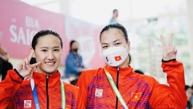 Ngô Phương Mai (phải) đã là VĐV được thưởng "nóng" đầu tiên của Đoàn thể thao Việt Nam tại SEA Games 31. Ảnh: ĐỖ TRUNG