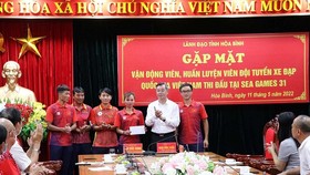 Lãnh đạo tỉnh Hòa Bình đã gặp mặt động viên đội tuyển xe đạp Việt Nam trước giờ thi đấu SEA Games 31. Ảnh: NHƯ QUỲNH