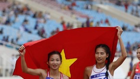 Nguyễn Thị Oanh và đồng đội Phương Anh đã giành HCV đầu tiên cho điền kinh Việt Nam. Ảnh: DŨNG PHƯƠNG