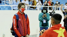 Tiến Trọng đã cầu hôn bạn gái tại sân Mỹ Đình. Ảnh: NGỌC TÚ