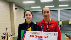 Thanh Thảo đã giành HCB đầu tiên cho bắn súng Việt Nam tại SEA Games 31 và được lãnh đạo Đoàn thể thao thưởng nóng ngay tại trường bắn. Ảnh: MINH CHIẾN