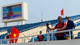 Chuyên gia Bulgaria của đội tuyển điền kinh Việt Nam theo dõi rất sát các học trò thi đấu ở chiều 17-5. Ảnh: MINH CHIẾN