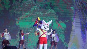 Linh vật thỏ trắng của SEA Games 32 đã chính thức được công bố tại Lễ bế mạc SEA Games 31. Ảnh: DŨNG PHƯƠNG