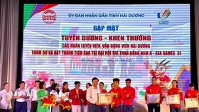 VĐV Nguyễn Đức Tuân đã được quê nhà Hải Dương gặp mặt trao thưởng với thành tích SEA Games 31. Ảnh: TIẾN HÙNG
