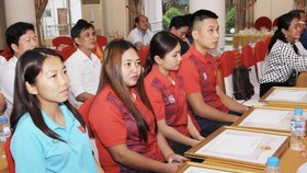 Cầu thủ Huỳnh Như (áo xanh) cùng các tuyển thủ của thể thao Trà Vinh đã được khen thưởng kịp thời từ quê nhà ngay khi có thành tích SEA Games 31. Ảnh: Q.D