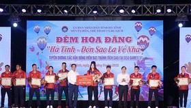 Lãnh đạo UBND tỉnh Hà Tĩnh trao tặng quà cho các HLV, VĐV đã đạt thành tích xuất sắc qua thi đấu SEA Games 31. Ảnh: BHT