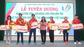 Tuyển thủ Phạm Thanh Bảo (ngoài cùng bên phải) và các VĐV thể thao Bến Tre nhận thưởng từ tỉnh nhà trước thành tích thi đấu xuất sắc tại SEA Games 31. Ảnh: I.T