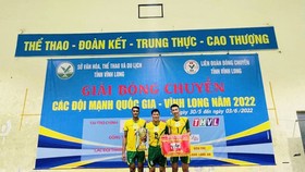 Cầu thủ nam TPHCM chung vui sau khi đoạt cúp vô địch tại Vĩnh Long trong tối 3-6. Ảnh: Q.KHÁNH