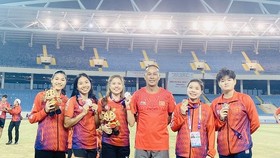 Hoàng Dư Ý (ngoài cùng bên phải) sẽ đại diện cho điền kinh Việt Nam thi đấu giải trẻ thế giới 2022 vào tháng 8 này. Ảnh: TỐ NGA