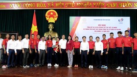 UBND tỉnh Nam Định đã trao thưởng và vinh danh các VĐV, HLV đạt thành tích tại SEA Games 31. Ảnh: P.QUỲNH