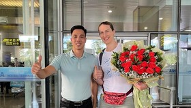 HLV Trần Văn Giáp và ngoại binh Polina Rahimova tại Việt Nam. Ảnh: BC Thái Bình