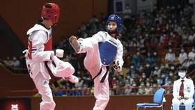 Kim Tuyền (giáp xanh) và đội taekwondo Việt Nam thi đấu nỗ lực nhưng không có kết quả cao tại giải vô địch châu Á 2022. Ảnh: D.P