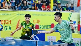Cặp liên quân Nguyễn Khoa Diệu Khánh, Tạ Hồng Khánh đã có tấm HCV nội dung đôi nam-nữ giải vô địch quốc gia 2022. Ảnh: DUY LINH